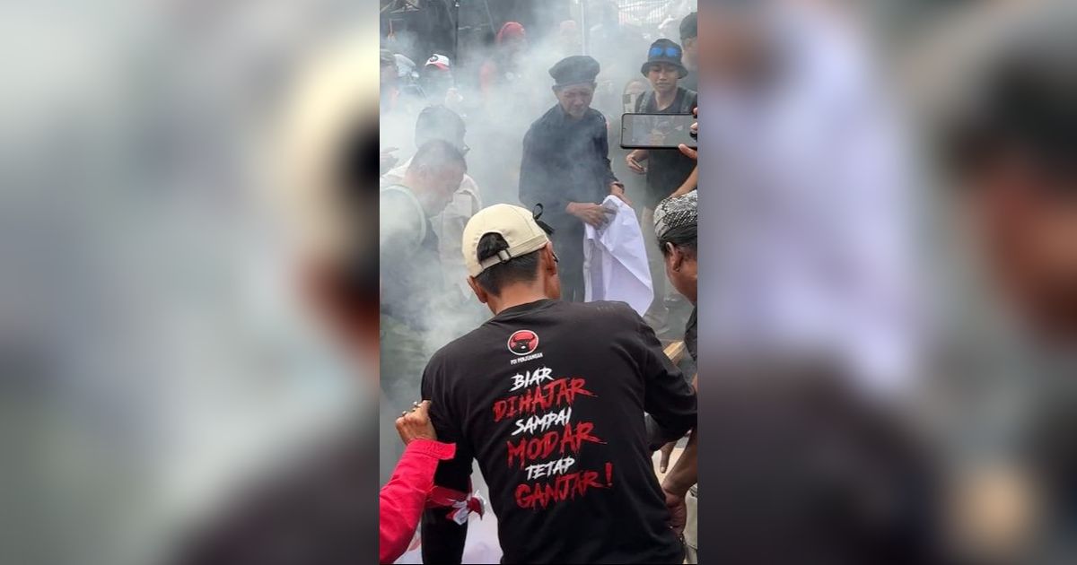 Demo Depan DPR Makin Panas, Massa Bakar Baliho Wajah Jokowi