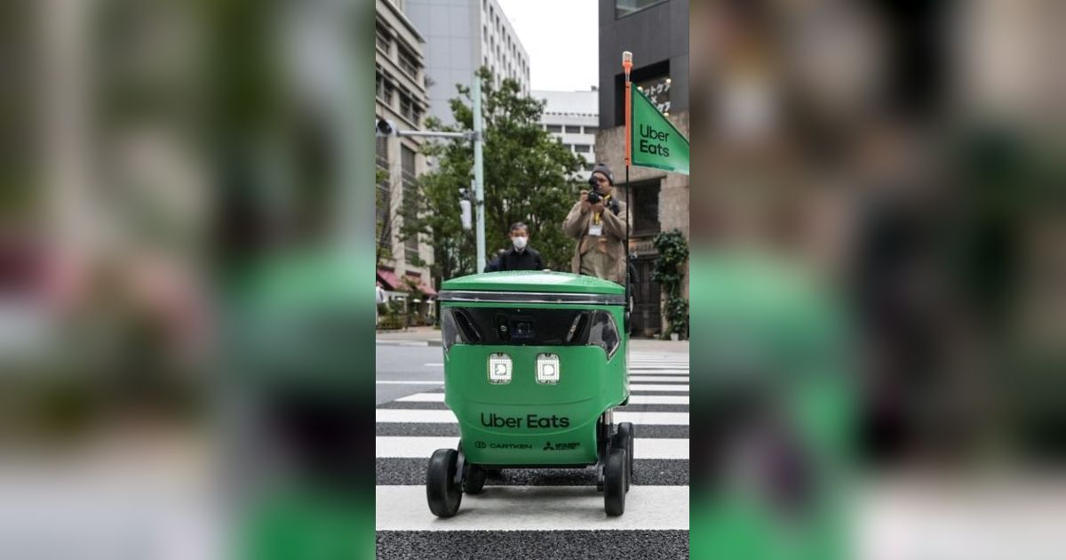 FOTO: Canggih! Uber Eats Jepang Layani Pesan Antar Makanan Pakai Robot