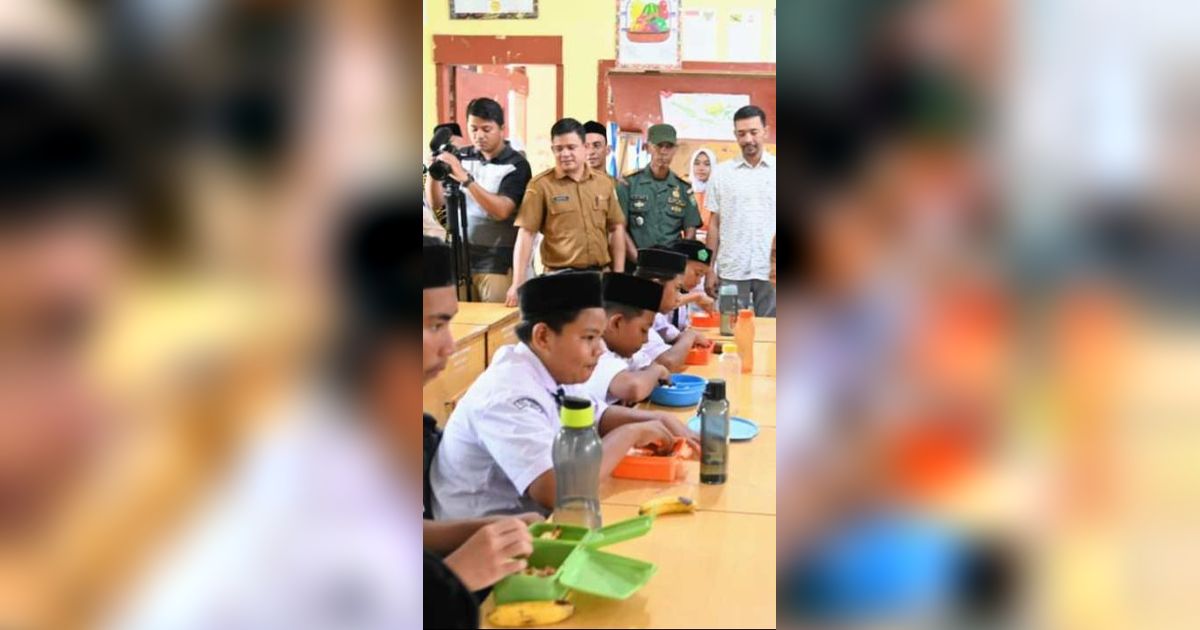 Aceh Besar Simulasi Makan Siang Gratis Bagi Pelajar SMP, Menunya Ayam Goreng hingga Sayur Sop