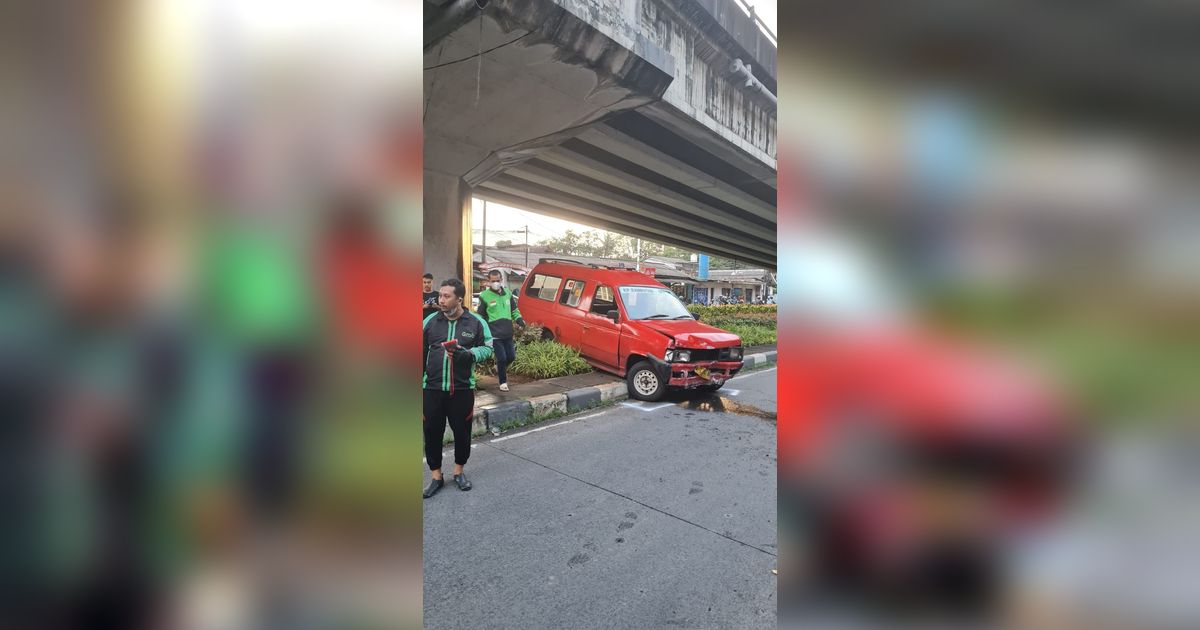 Angkot di Jaksel Tabrak Pejalan Kaki hingga Seruduk Pos Polisi, Penumpang Terpental