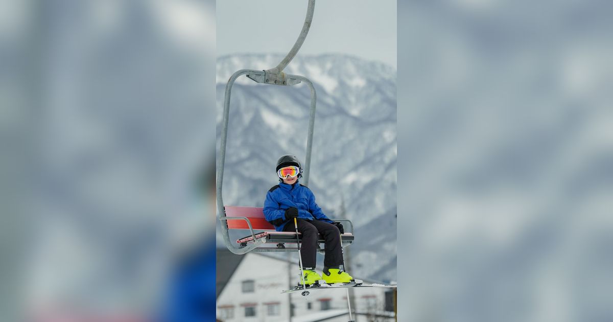 Potret Ganteng Rafathar Main Ski di Jepang, Netizen 'Pesona Tuan Muda Kayak Warlok'