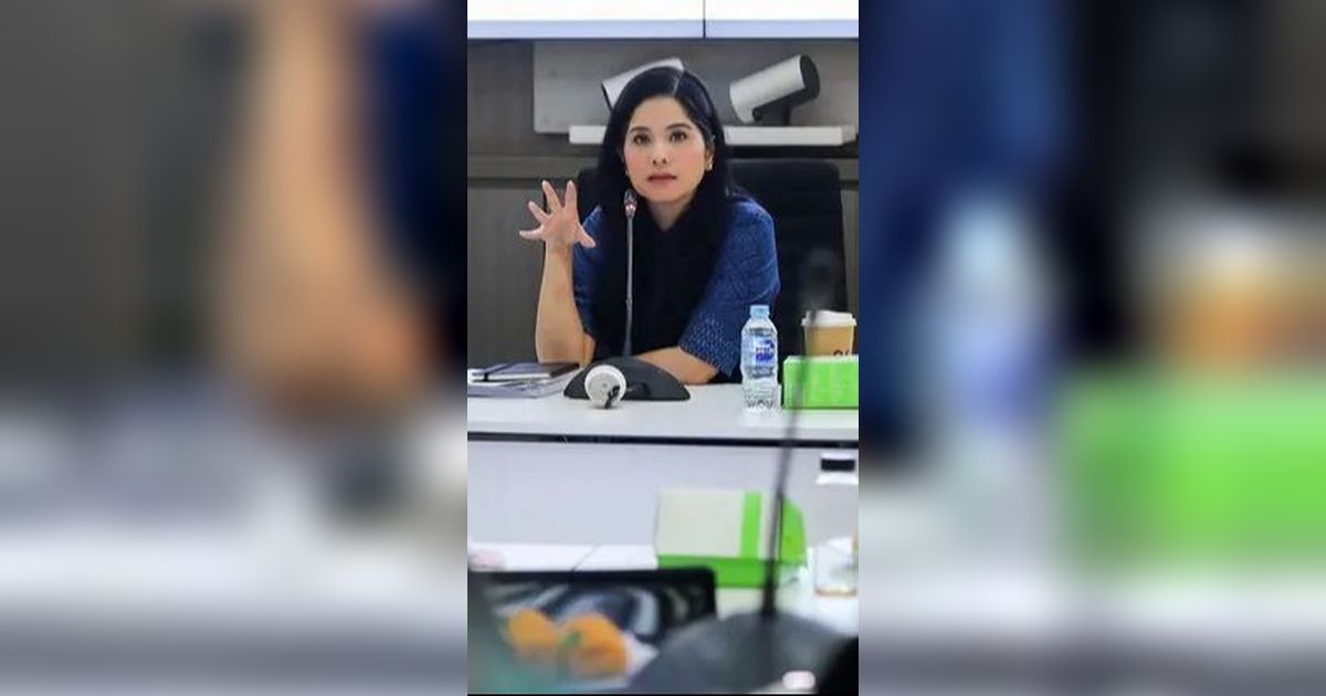 Intip Gaya Formal Annisa Pohan Saat Pimpin Rapat Istri Karyawan ATR/BPN, Dress Tenun Simple Jadi Sorotan