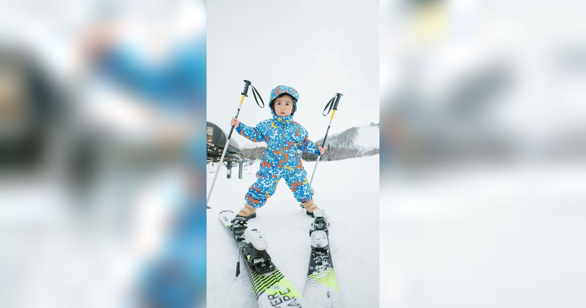 Gemesnya Gak Kuat, Rayyanza Kecil-kecil Sudah Belajar Main Ski