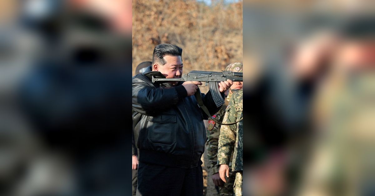 FOTO: Tampil Berjaket Kulit Hitam, Kim Jong-un Jajal Senapan Serbu saat Tinjau Kesiapan Pasukan untuk Perang