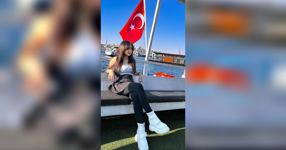 Potret Fuji saat Berlibur di Turki, Tetap Stylish Pakai Sepatu Rp 100 Ribuan