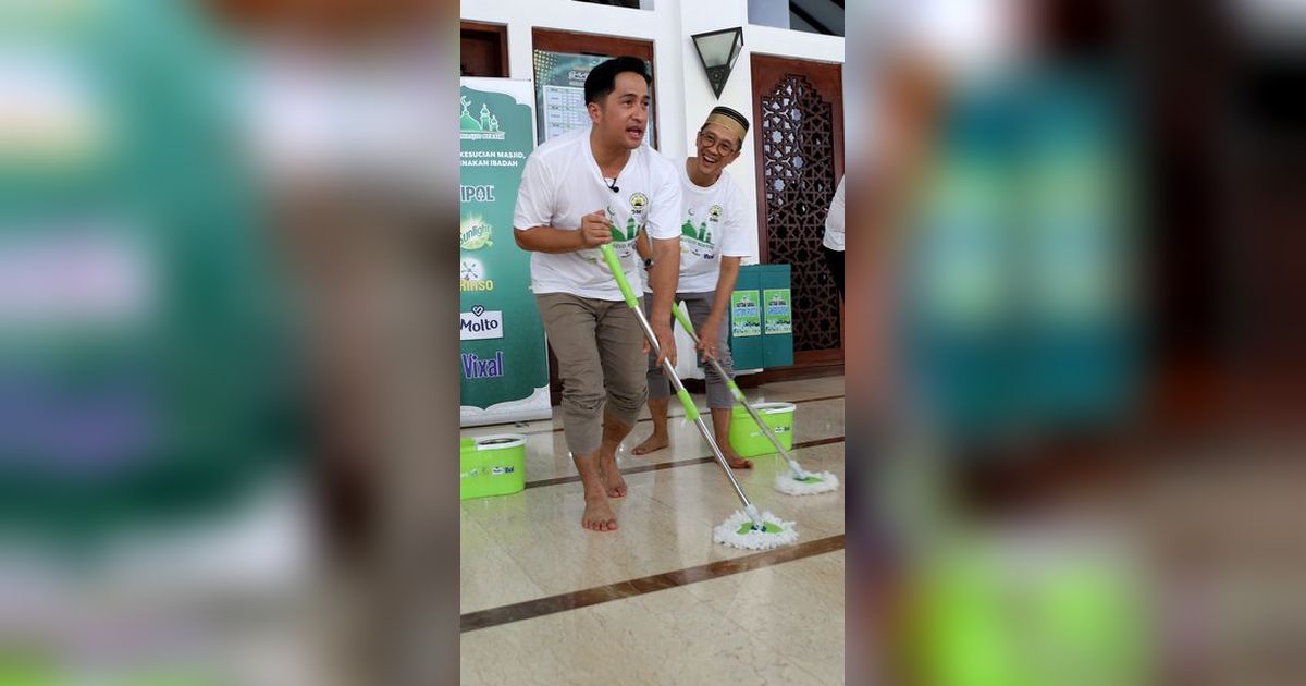 Sambut Ramadan, 8 Foto Irfan Hakim Saat Ikut Ngepel Masjid Hingga Bersihkan Tempat Wudhu