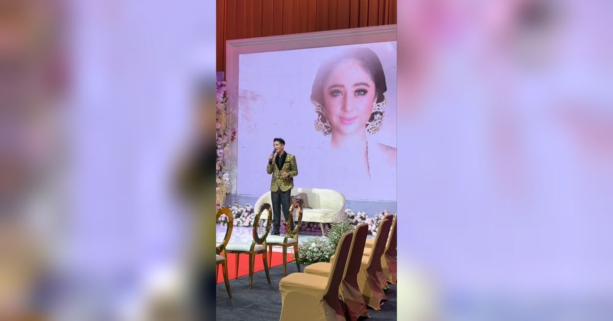 Potret Dewi Perssik Resmi Dilamar Pacar Pilotnya, Cantik Menawan Pakai Gaun Keluarga