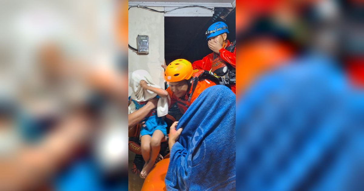 Berjibaku dengan Banjir, Tim SAR Evakuasi Ratusan Warga Padang dan Pesisir Selatan