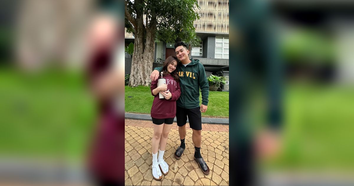 6 Potret Pertemuan Ayu Ting Ting dan Boy William di Atas Panggung Disorot, Terlihat Canggung!