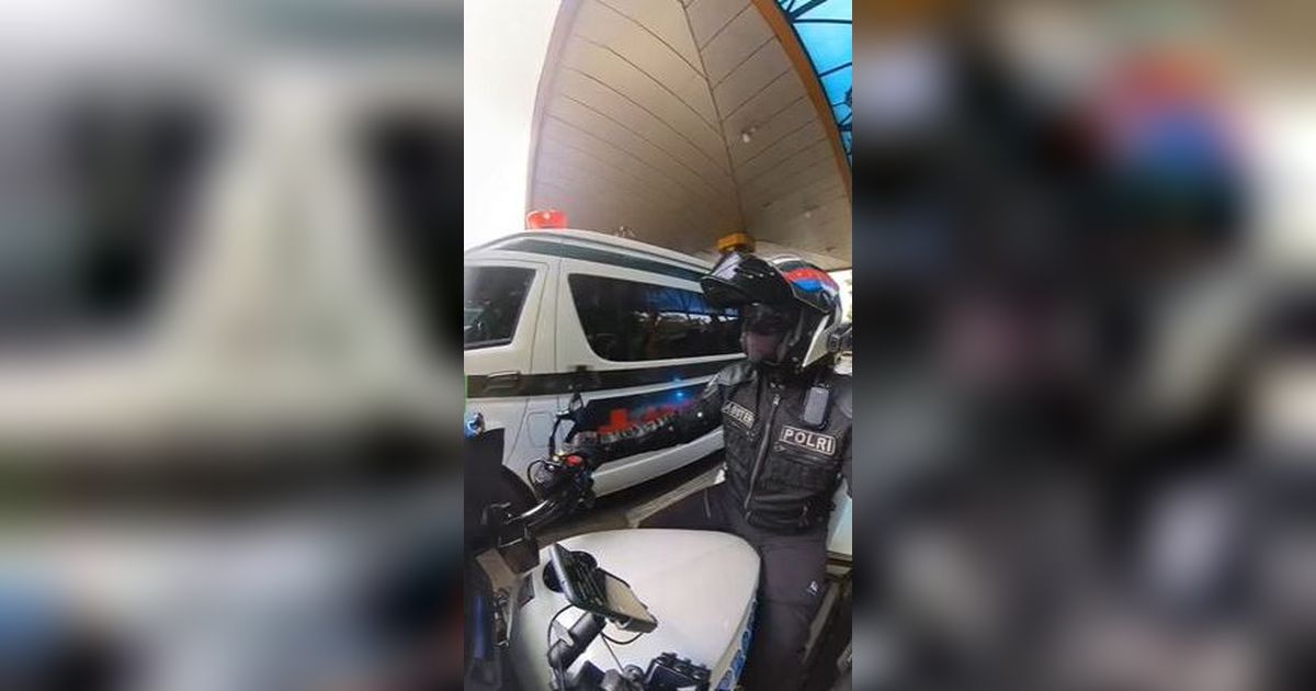 Anggota Polisi Kawal Ambulance TNI Belah Kemacetan di Jalan Tol, Aksinya jadi Sorotan