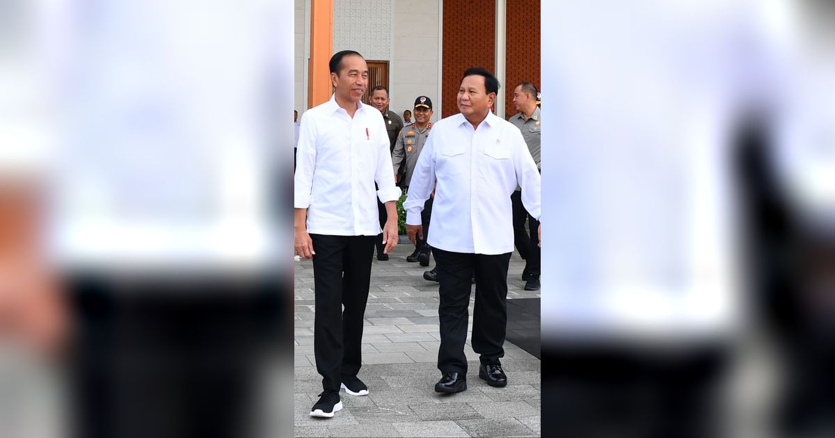 VIDEO: Momen Prabowo Dampingi Jokowi Guyur Jatim Rp 925 M Bangun Jalan, Gagah Bertopi Hitam