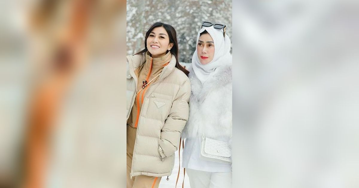 Menolak Tua di Usia 59 Tahun, Ini 9 Potret Stylish Amy Qanita Ibunda Raffi Ahmad Saat Nikmati Salju di Jepang