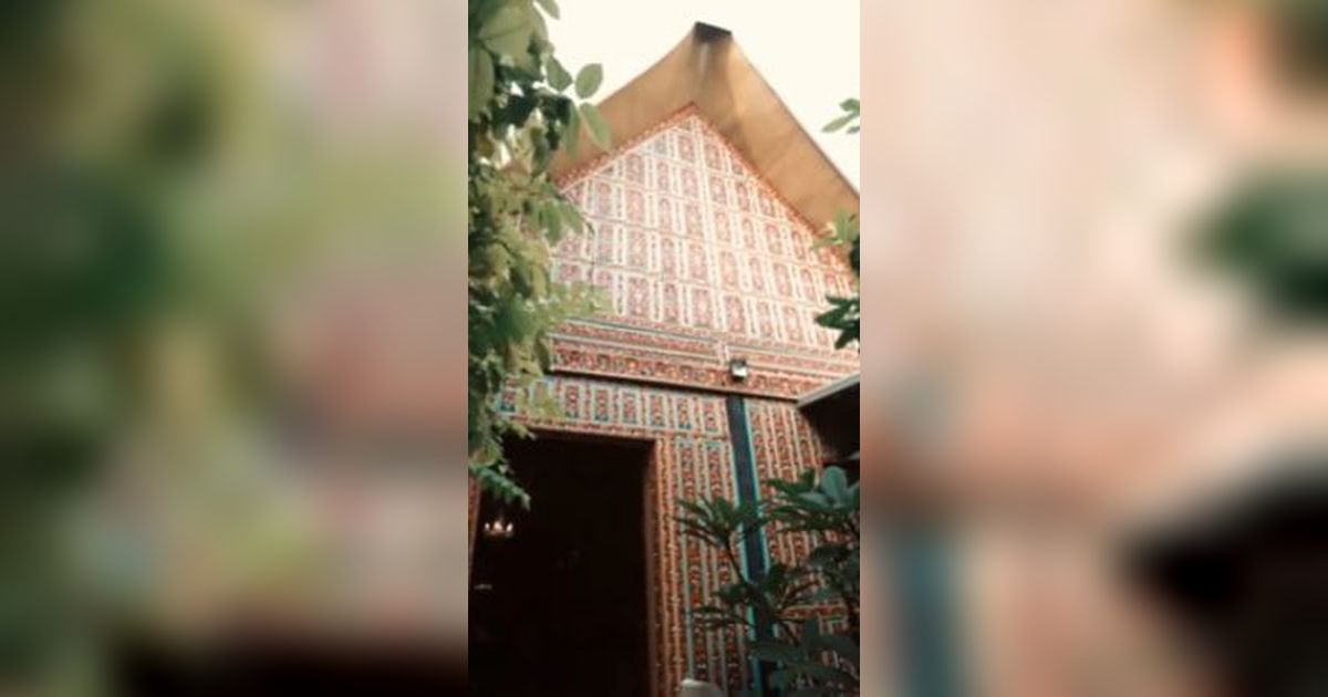 10 Potret Rumah Gadang Mendiang Dorce Gamalama Dijual Anak Angkat, Penuh Ukiran Bak Kerajaan!