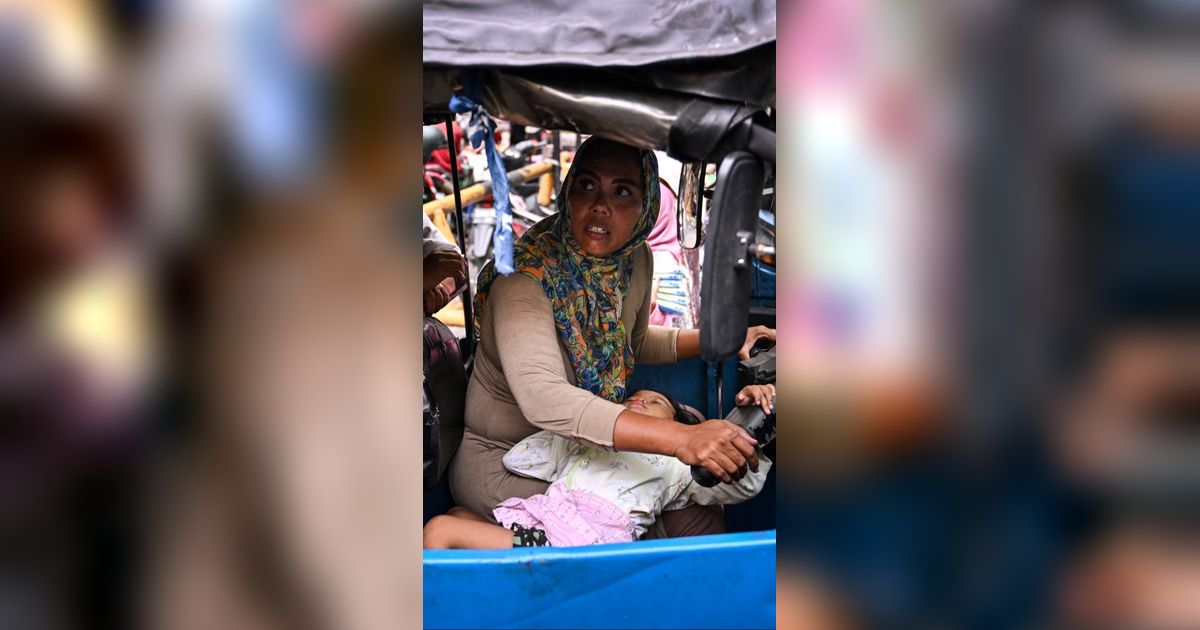 FOTO: Cerita Tangguh Ekawati, Ibu Tunggal Jadi Sopir Bajaj Demi Hidupi Empat Anak