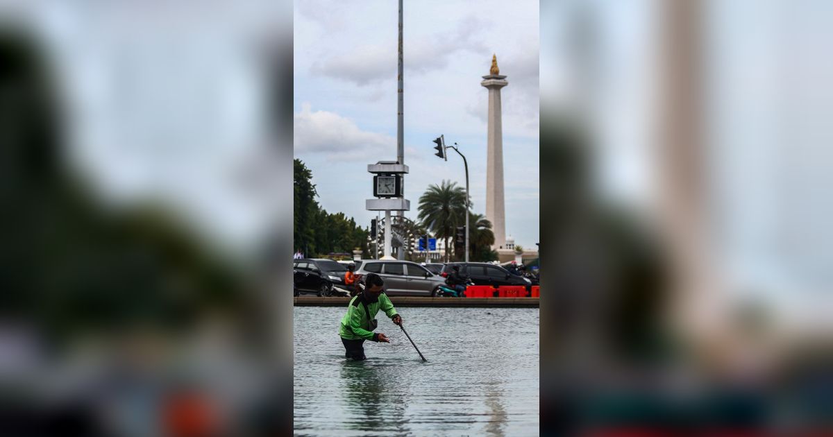 FOTO: Melihat Perawatan Kolam Air Mancur di Bundaran Patung Kuda