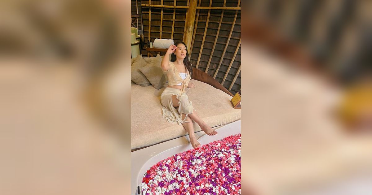 Potret Amanda Caesa Pamer Body Goals saat Liburan di Bali, Pose di Pinggir Jalan Curi Perhatian