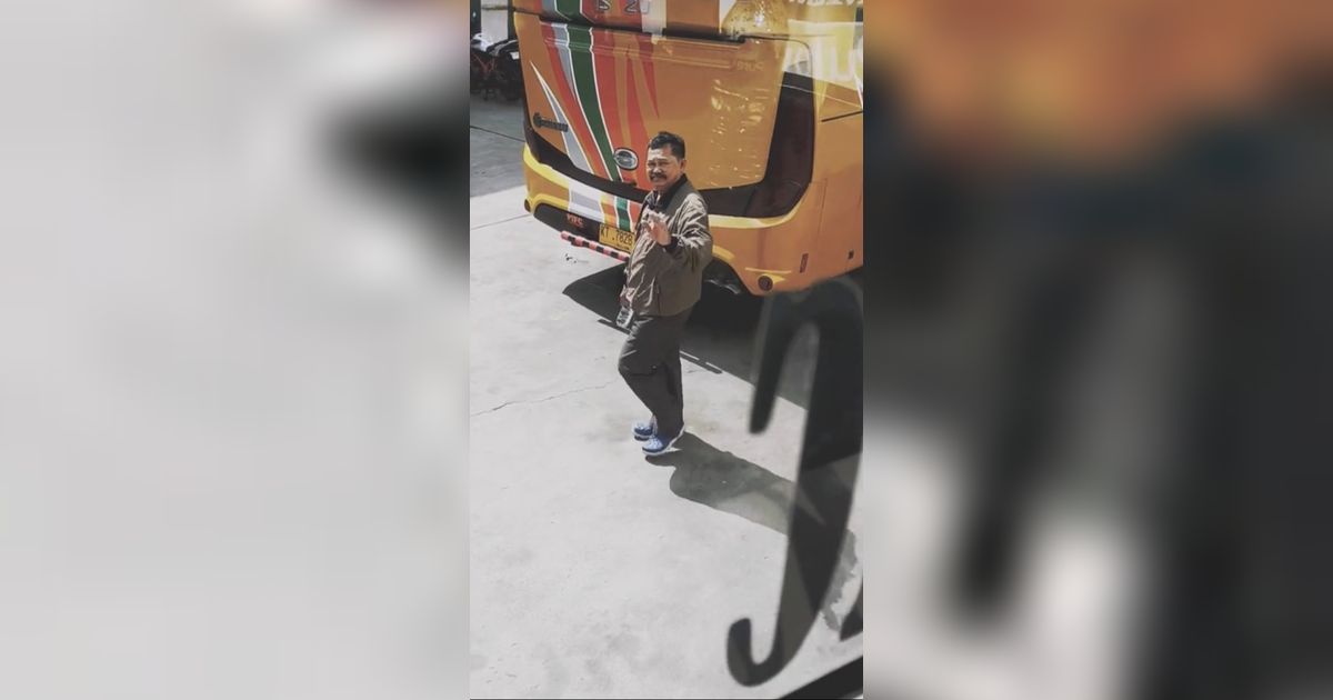 Viral Momen Haru Ayah Antar Putrinya ke Terminal, Menunggu hingga Bus Jalan