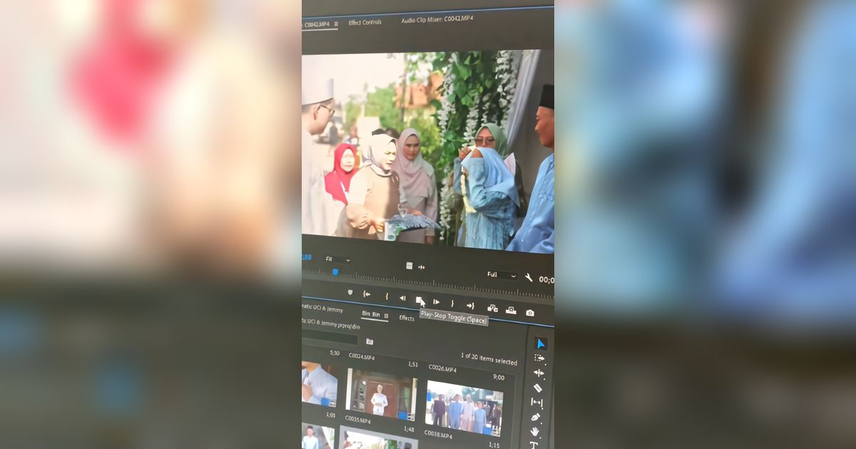 Momen Ngakak Emak-emak Kalungi Bunga Pengantin Pria, Malah Dipakai Sendiri, Netizen: 'Kode Minta Dibeliin Kalung Itu'