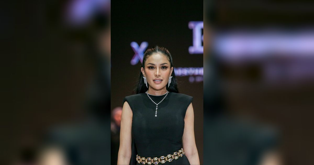 Pesona Fuji Hingga Nikita Mirzani di Catwalk Berbalut Berlian Mewah
