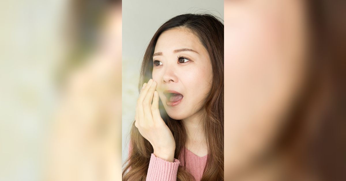 Eating oranges can actually cause bad breath, find out other causes