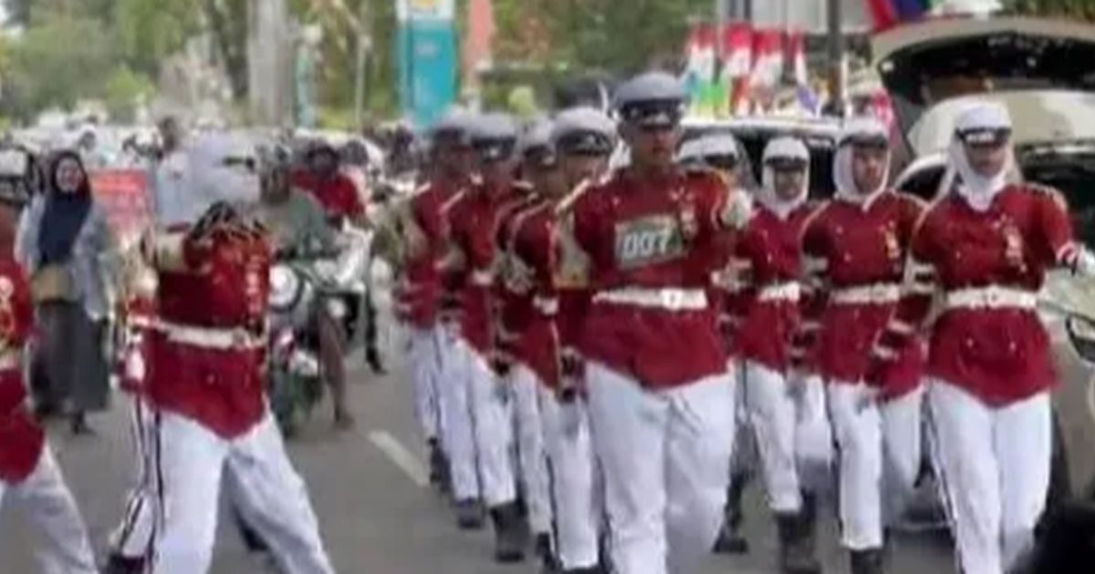 Setelah melanggar barisan pasukan Gerak Jalan, seorang pemotor menjadi viral karena terjebak di tengah mereka.