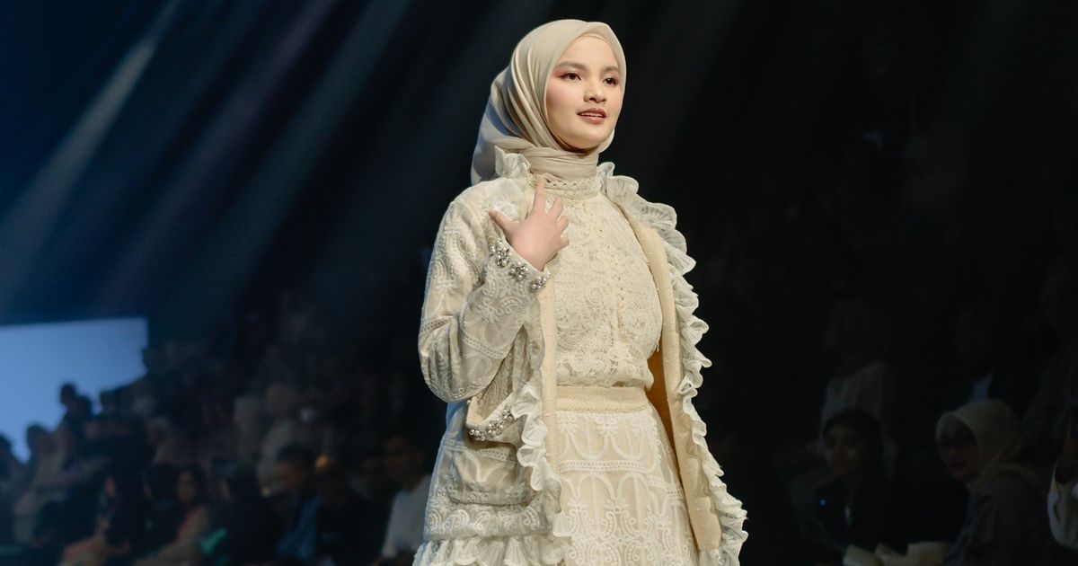 Potret Sabrina Anggraini Melenggang di Runway Mengenakan Busana Hijab, Tampil Satu Panggung Bersama Sang Adik Sama-sama Berparas Cantik