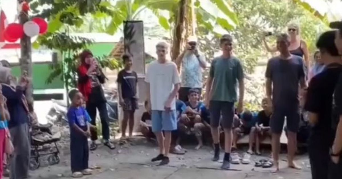 Ikut Semarakkan Hari Kemerdekaan Indonesia, Aksi Bule Ikut Lomba Balap Karung di Bantul Ini Viral