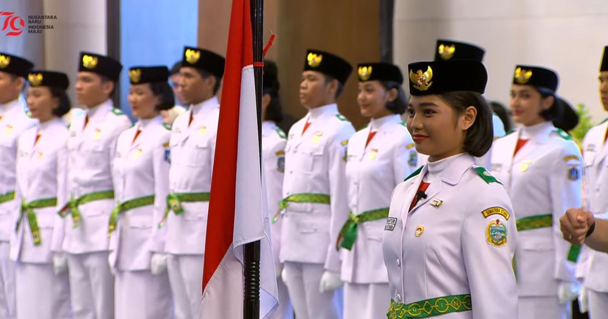 Momen Jokowi Kukuhkan 76 Paskibraka 2024 di Istana Negara IKN