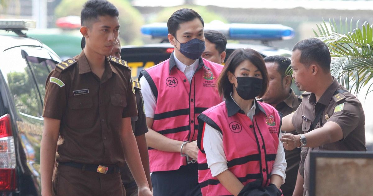 Potret Harvey Moeis Jalani Sidang Perdana Korupsi Timah Tanpa Didampingi Sandra Dewi, Tetap Glowing dan Berambut Klimis