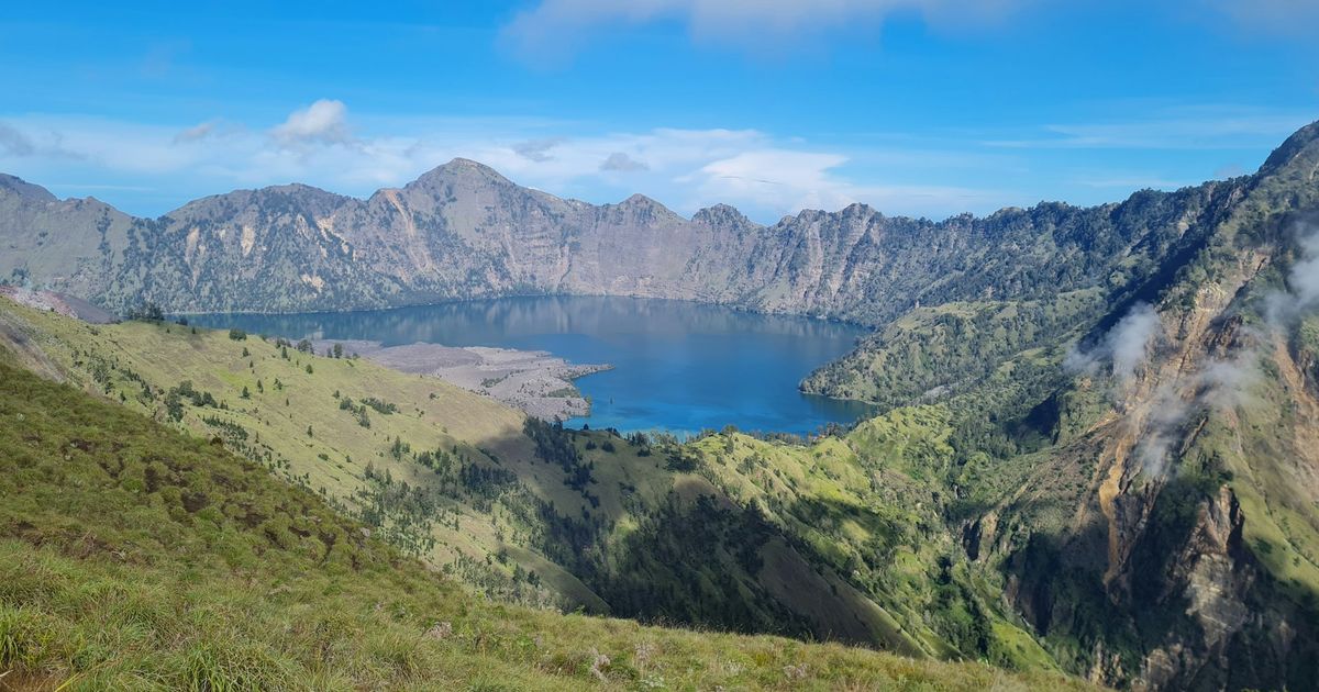 10 Gunung Terindah di Indonesia, Wajib Didaki Minimal Sekali Seumur Hidup