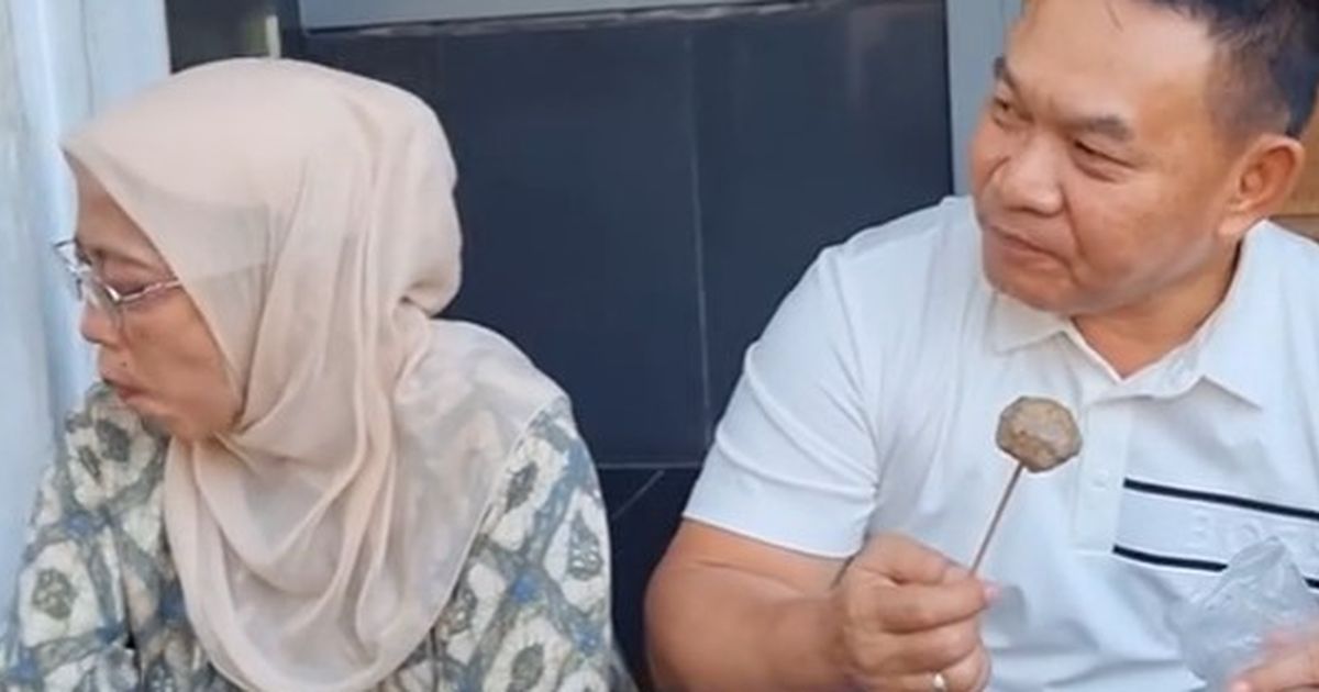 Usai Panen Cabai, Jenderal Dudung Duduk Santai Didampingi Istri Sambil Makan Cilok