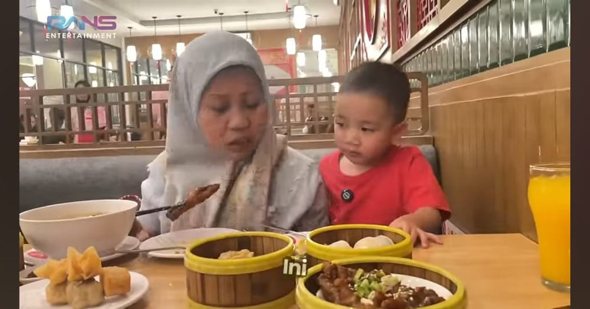 Usai Bulu Babi, Potret Rayyanza Kini Penasaran Makan Dimsum - Melongo Lihat Sus Rini Makan Ceker Ayam