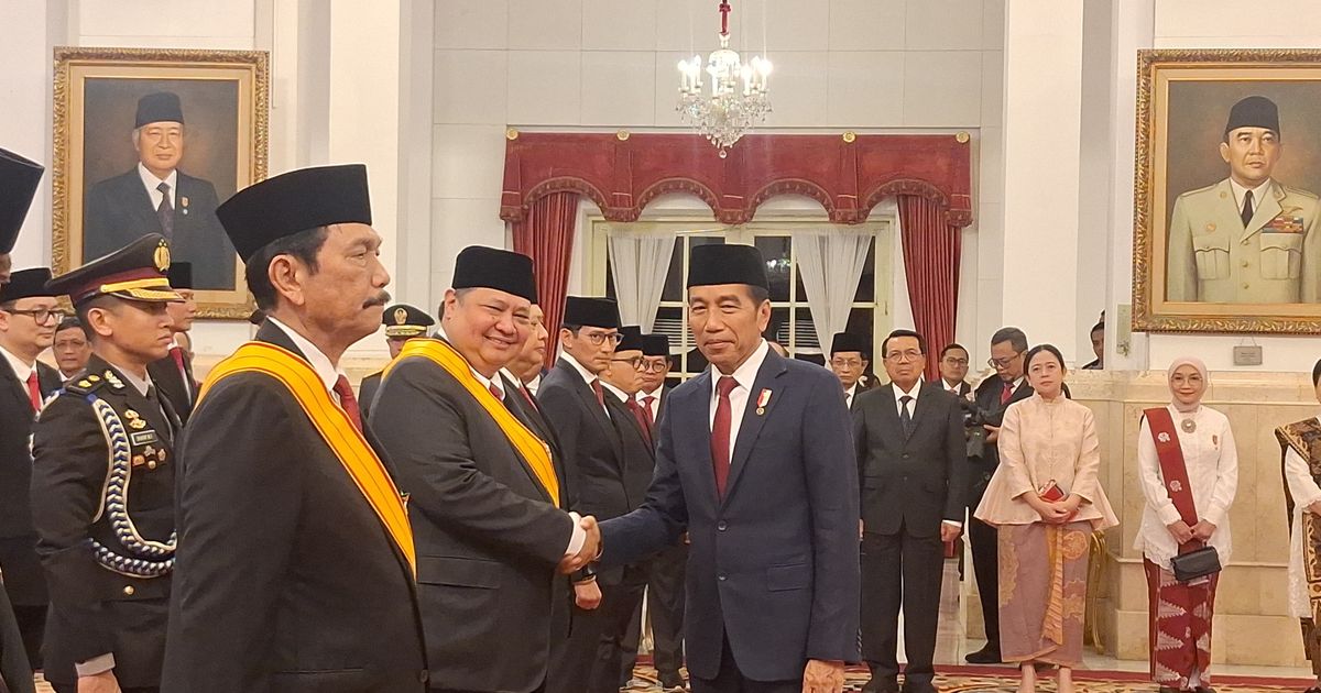 Usai Airlangga Mundur dari Ketum Golkar, Jokowi Anugerahkan Tanda Kehormatan