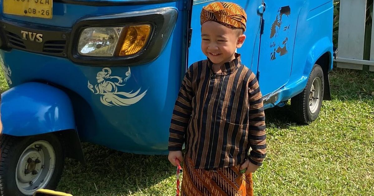 Lucunya Rayyanza Pakai Beskap di Sekolah, Gemas Pose di Depan Bajaj