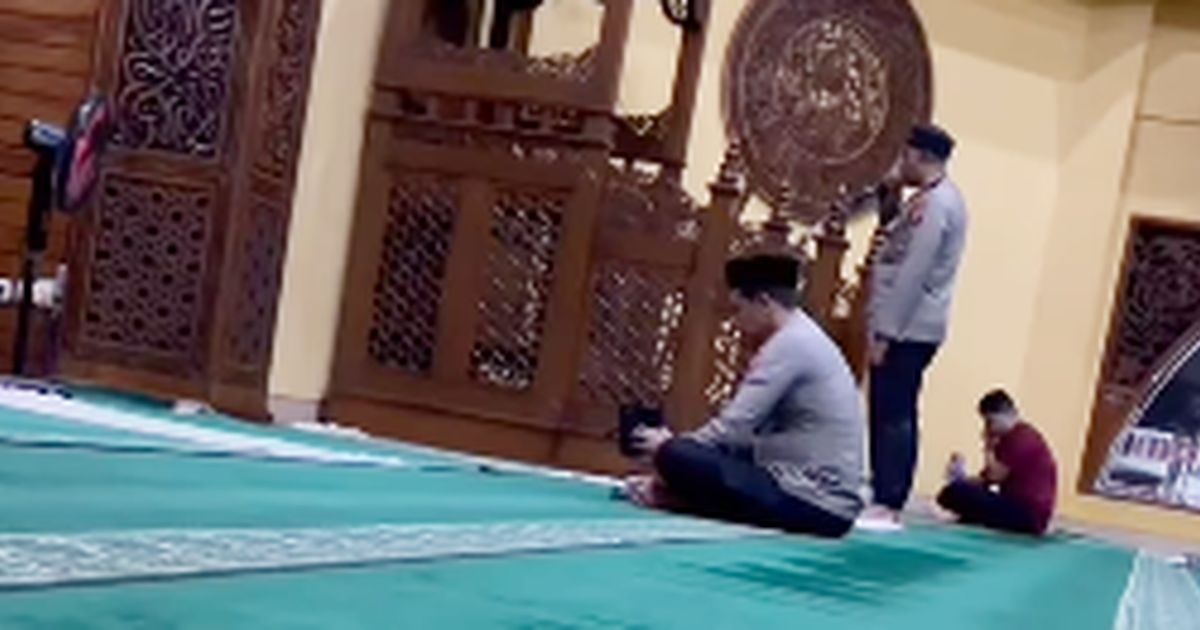 Momen Jenderal Bintang Dua Polri Salat Subuh di Masjid Berseragam Lengkap Banjir Sorotan