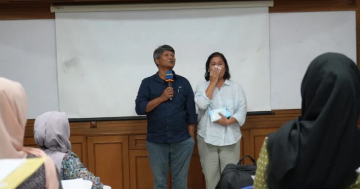 Orang Tua Mahasiswa Ini Ikut Kuliah di UGM Gantikan Anaknya yang Telah Tiada, Begini Kisah Sedih di Baliknya