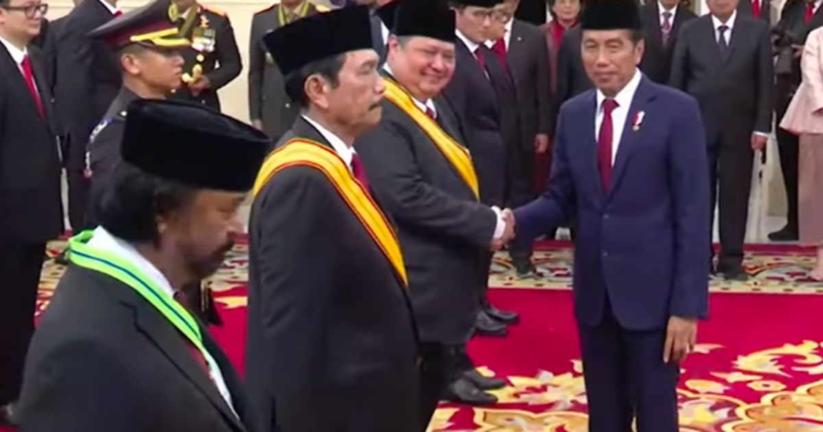 VIDEO: Momen Surya Paloh Tertunduk, Luhut Tegap & Airlangga Senyum Lebar Terima Penghargaan Jokowi