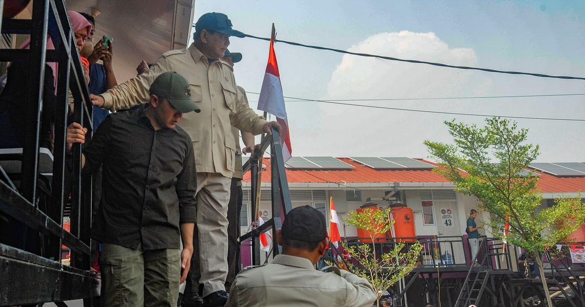 VIDEO: Peluk Cium Prabowo Buat Anak-Anak Muara Angke, Emak-Emak Sampai Gemetar Foto Bareng