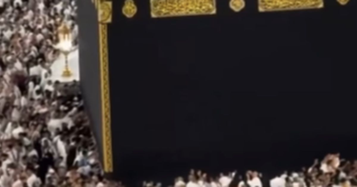 Penampakan Jemaah Asal Indonesia Jadi Manusia Terkecil di Depan Kabah Jadi Sorotan, ini Potretnya