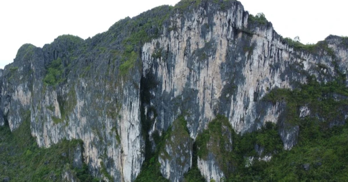 Eksotisme Tangga Menuju Langit di Tana Toraja, Bukit Batu Menjulang Melewati Awan