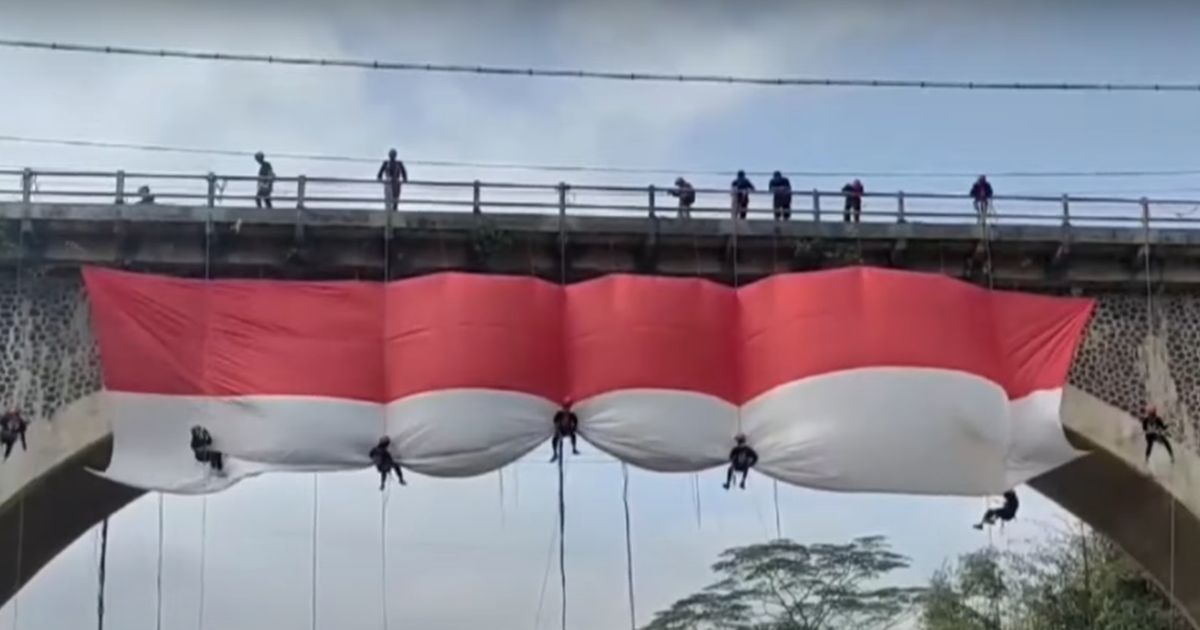 Sambut HUT ke-79 Republik Indonesia, Aksi Mapala Kibarkan Bendera Merah Putih Raksasa di Jembatan Kebumen Ini Curi Perhatian