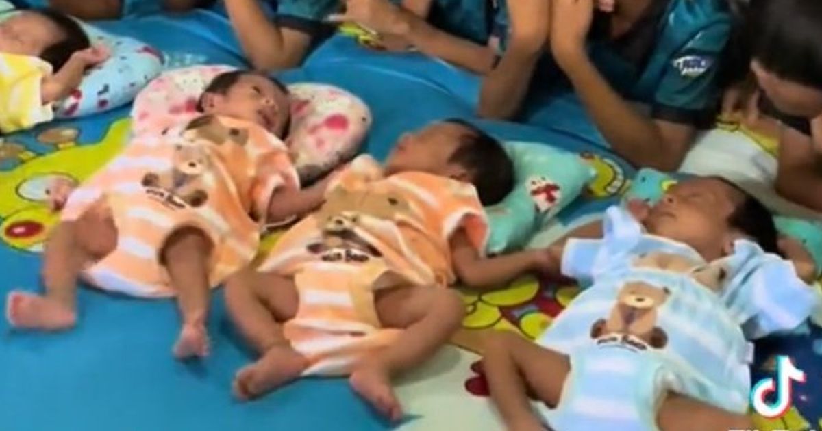 Momen AIUEO Anak Kembar 5 Datangi Rumah Bayi Kembar 5 di Indramayu Ini Viral, Curi Perhatian