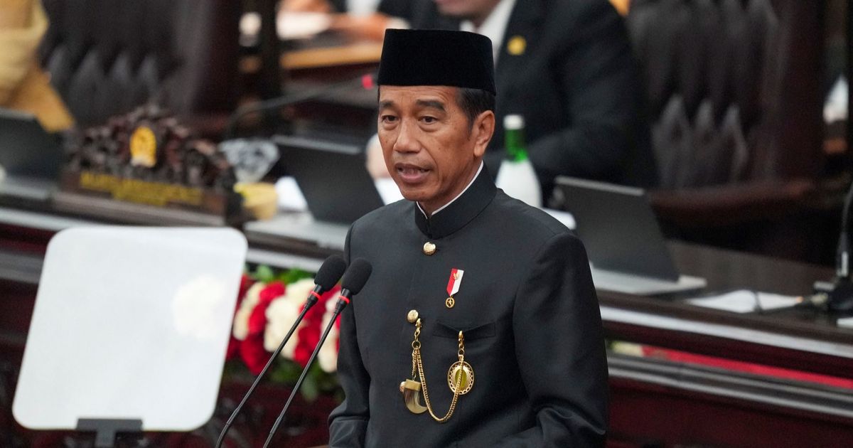 VIDEO: Menengok Gaya Presiden Jokowi Berbaju Adat Betawi di Gedung DPR, Dikawal Ajudan 'Jawa'