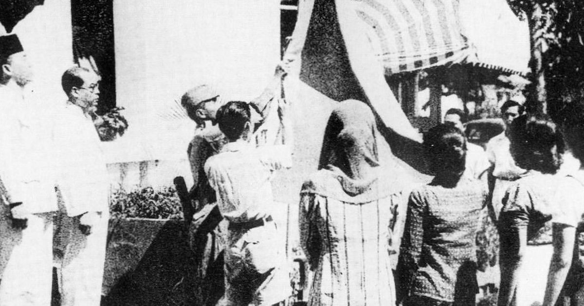 Terungkap Sosok Wanita Berkerudung di Tengah Proklamasi 17 Agustus 1945