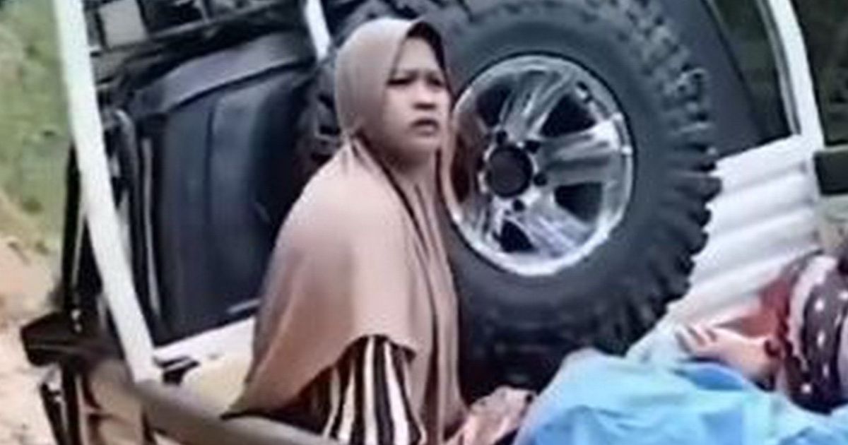 Mobil pikap yang mengangkut ibu hamil terjebak di jalan rusak di Kalimantan Selatan menjadi viral.