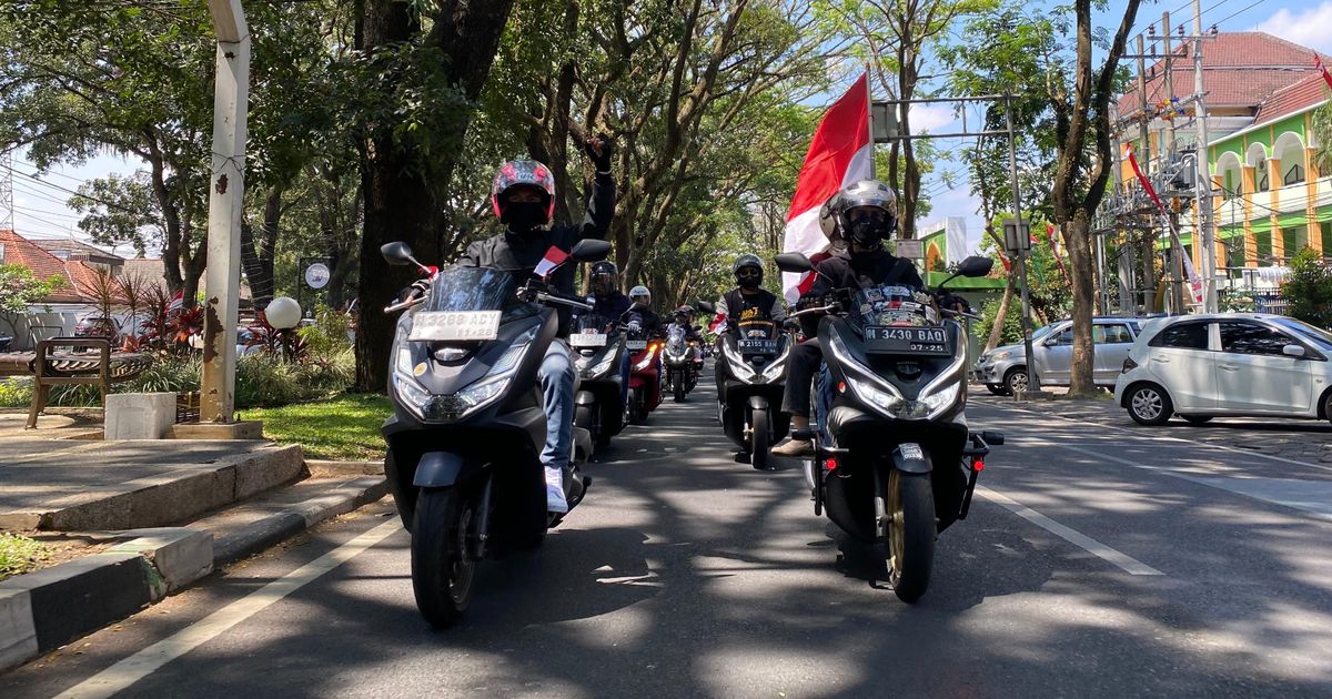 Ratusan pengendara Honda PCX di Malang merayakan HUT RI ke-79 melalui kegiatan turing dan aksi sosial.