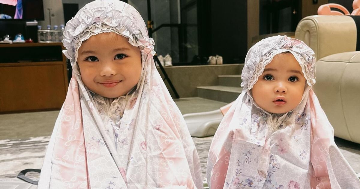 7 Potret Ameena dan Azura saat Ikut Salat Berjamaah Bersama Atta Halilintar & Aurel, Kompak Pakai Mukena Lucu Banget!