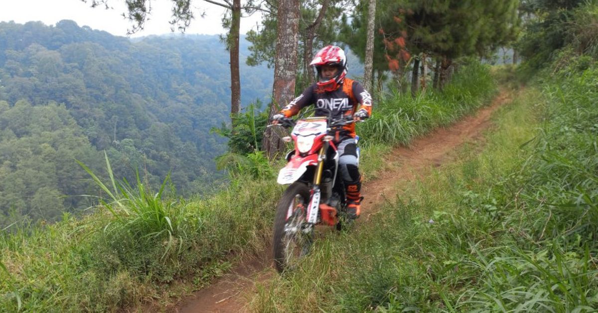 Cara Belajar Berkendara Motor Trail Tanpa Risiko Terjatuh