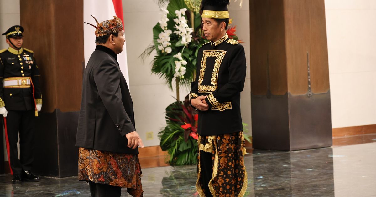 VIDEO: Kasta Tertinggi Baju Adat Kustin Dipakai Jokowi di Kesultanan Kutai Kartanegara