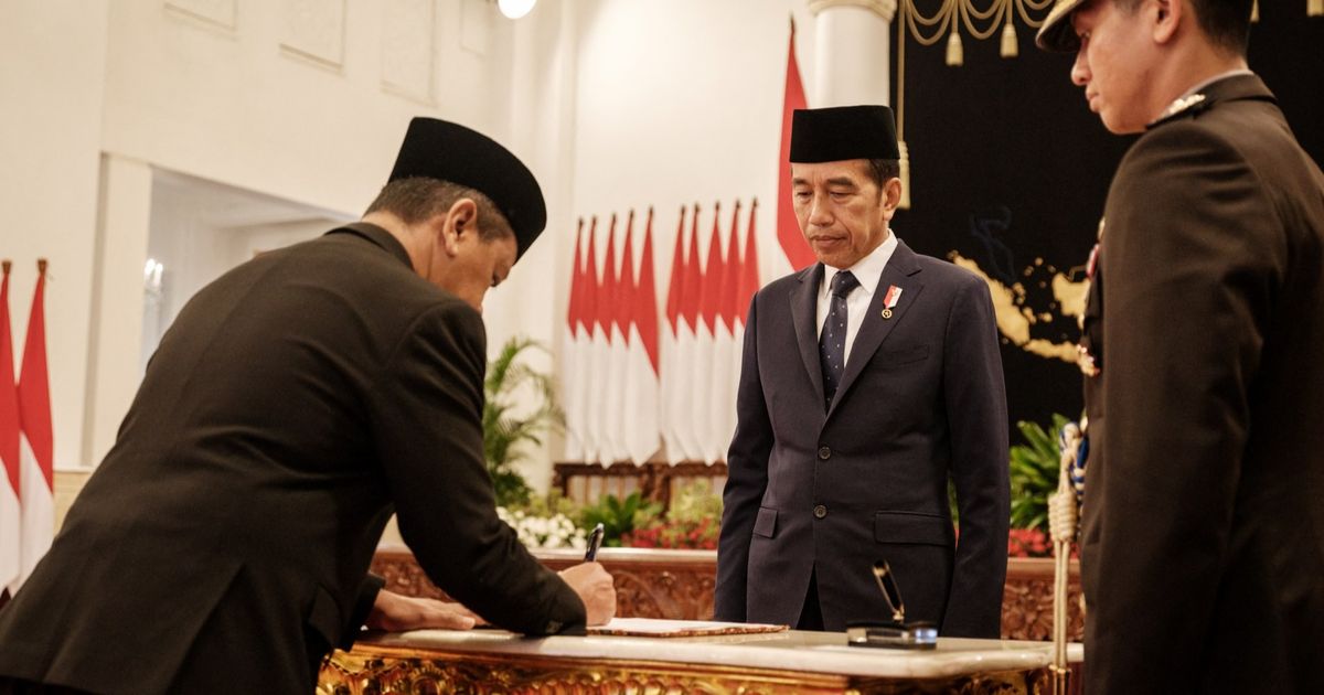 VIDEO: Jokowi Reshuffle Kabinet, Bahlil Jabat Menteri ESDM Salam 'Adu Kepala' dengan Airlangga